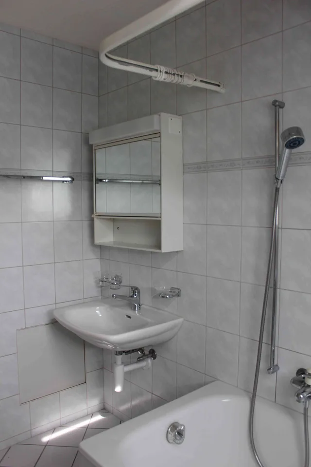 Helle 3.5-Zimmer-Dachwohnung mit Balkon & Lift im Zentrum von Biberist