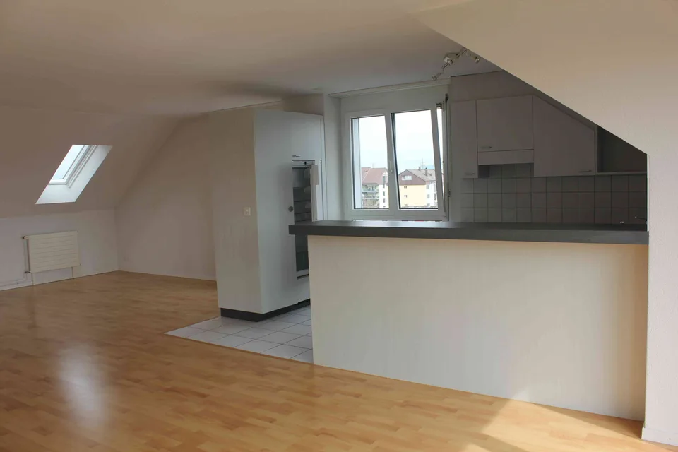 Helle 3.5-Zimmer-Dachwohnung mit Balkon & Lift im Zentrum von Biberist