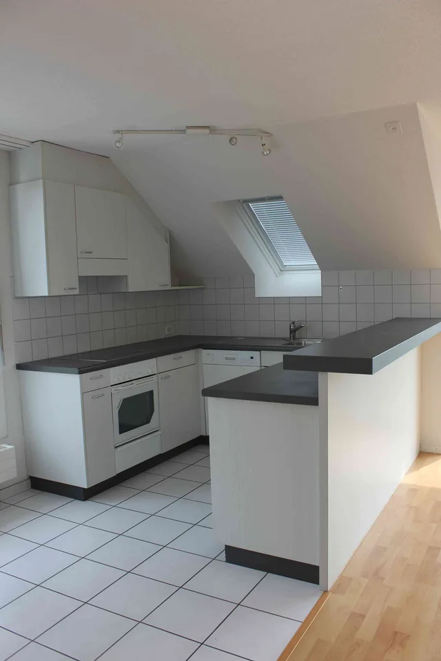 Helle 3.5-Zimmer-Dachwohnung mit Balkon & Lift im Zentrum von Biberist