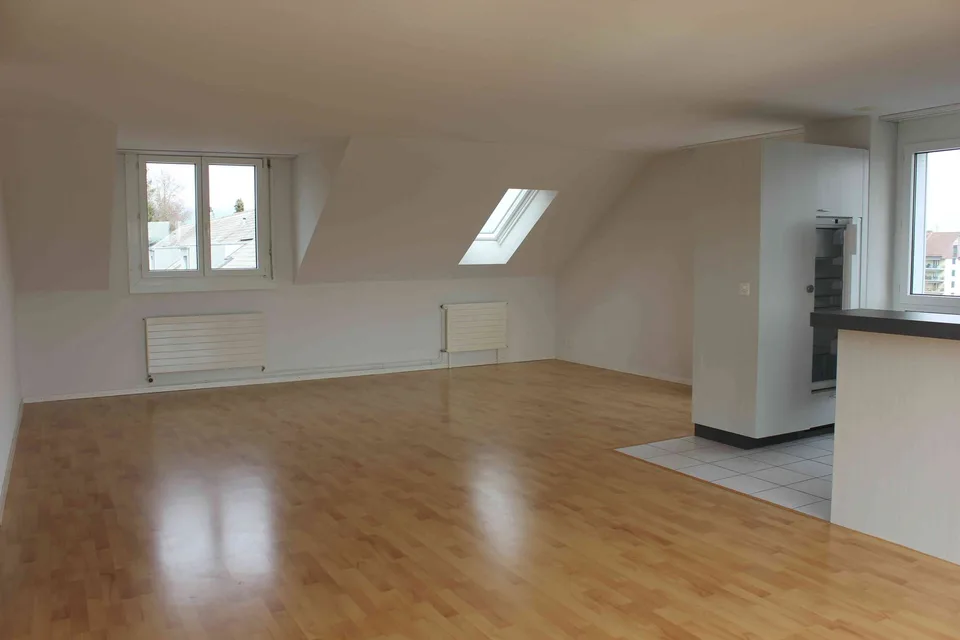 Helle 3.5-Zimmer-Dachwohnung mit Balkon & Lift im Zentrum von Biberist