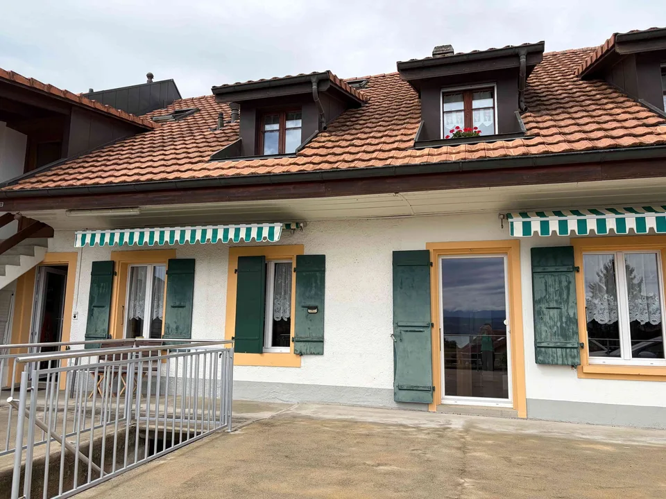 Charmant appartement de 3.5 pièces avec terrasse et vue lac à Lugnorre
