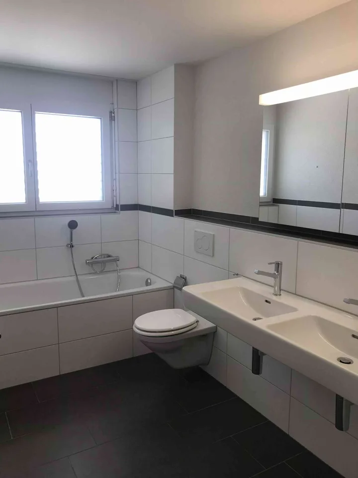 Moderne 3.5-Zi-EG-Wohnung mit grossem Sitzplatz