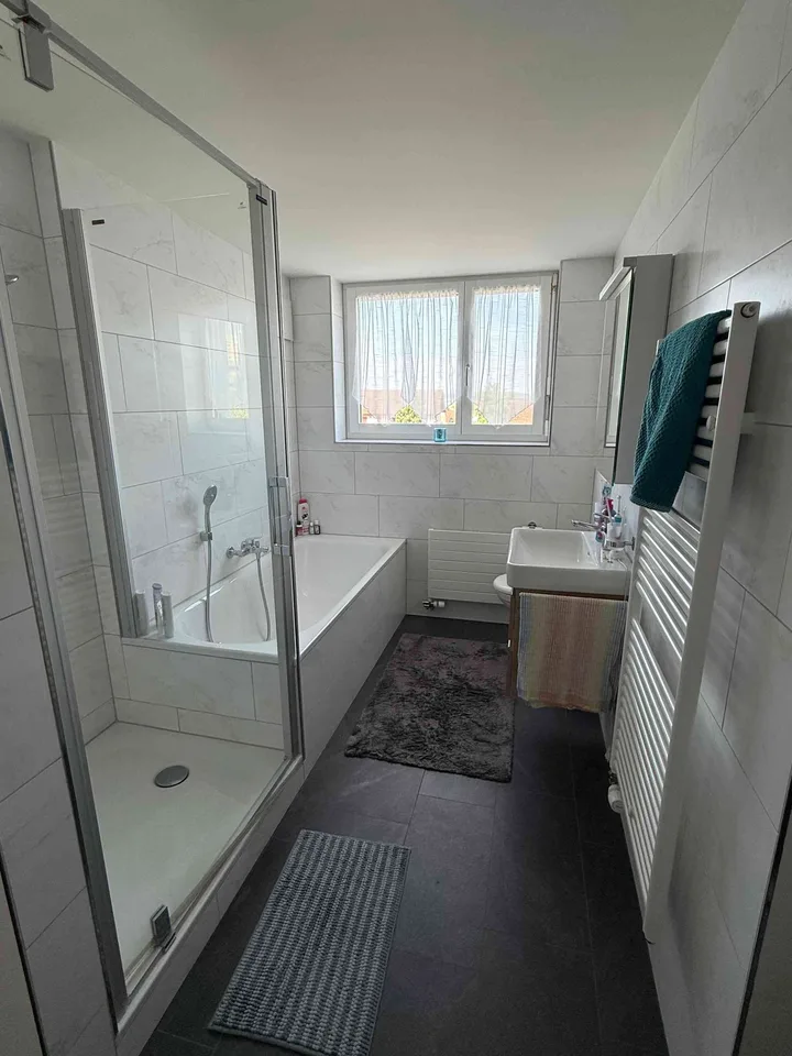 Neuwertige Dachwohnung mit Aussicht – Foto 4 von 5