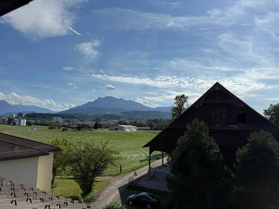 Neuwertige Dachwohnung mit Aussicht – Foto 5 von 5