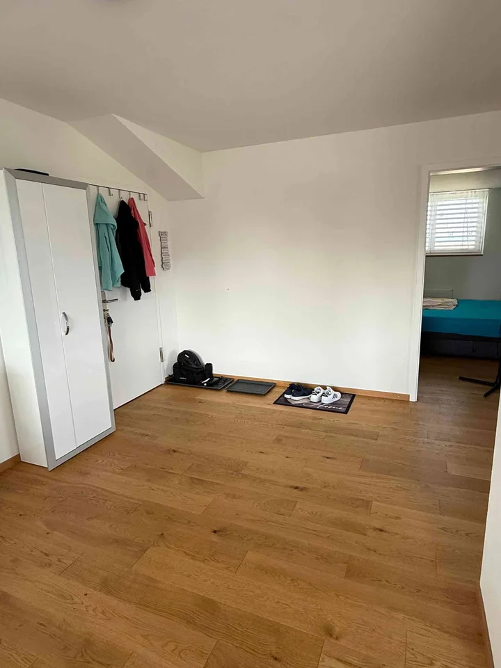 Neuwertige Dachwohnung mit Aussicht – Foto 3 von 5