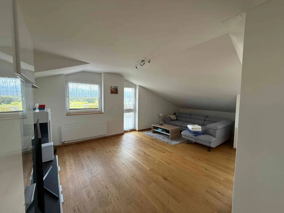 Neuwertige Dachwohnung mit Aussicht – Foto 2 von 5