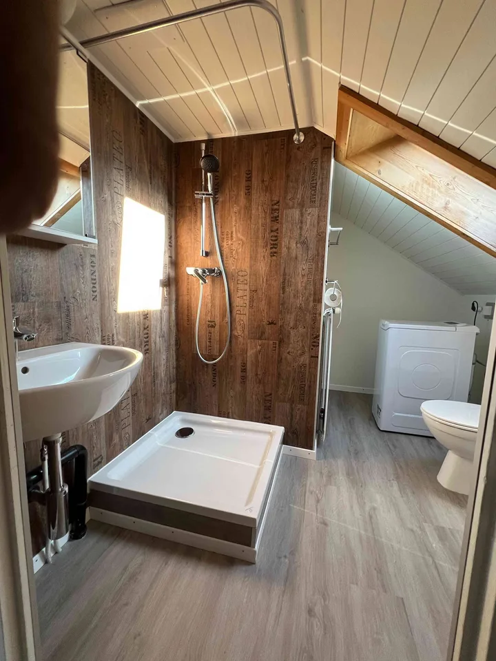 Neu renovierte DG Wohnung, zentral gelegen.