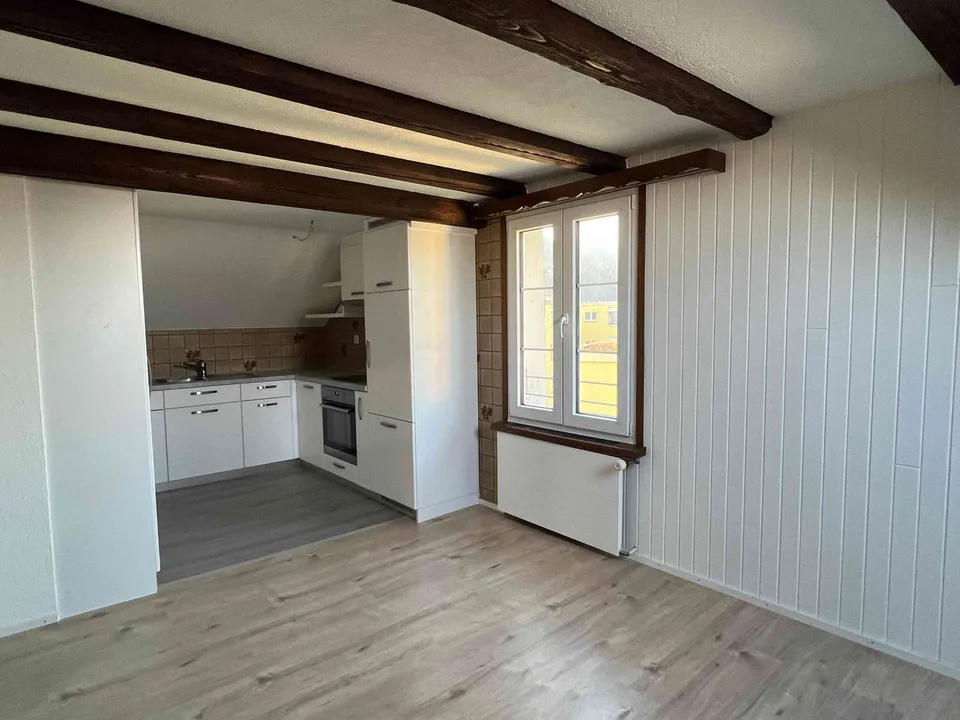 Neu renovierte DG Wohnung, zentral gelegen.