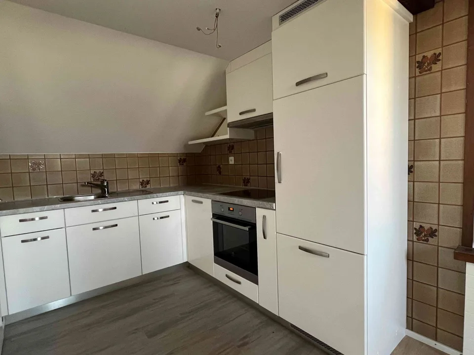 Neu renovierte DG Wohnung, zentral gelegen.