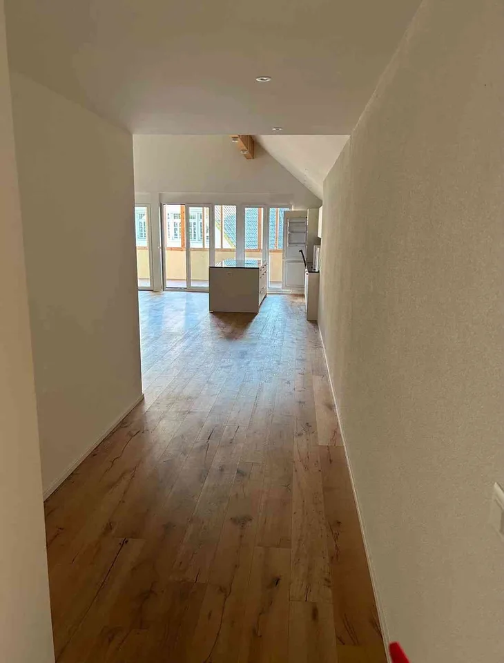 Nachmieter gesucht: 2.5-Zimmer-Dachwohnung mit grossem Balkon und Galerie
