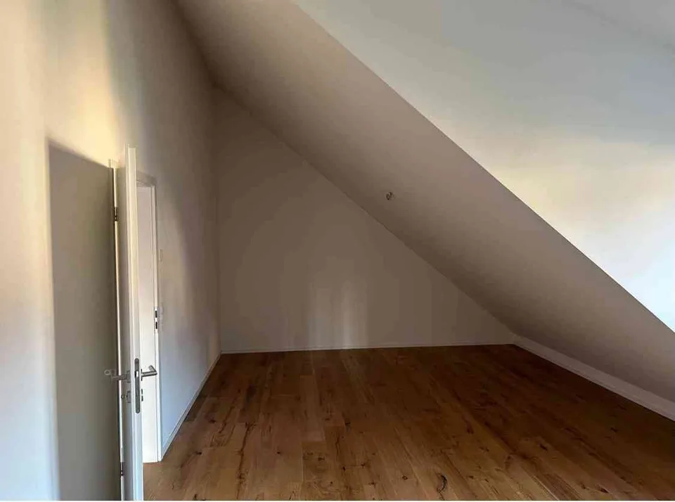 Nachmieter gesucht: 2.5-Zimmer-Dachwohnung mit grossem Balkon und Galerie