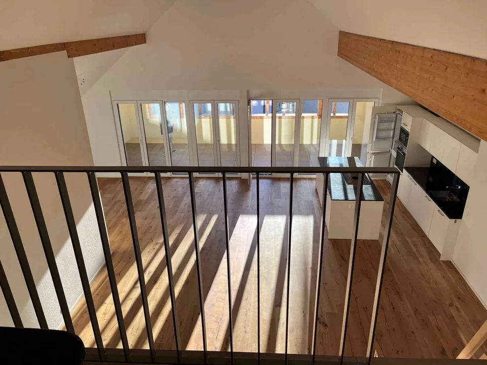 Nachmieter gesucht: 2.5-Zimmer-Dachwohnung mit grossem Balkon und Galerie