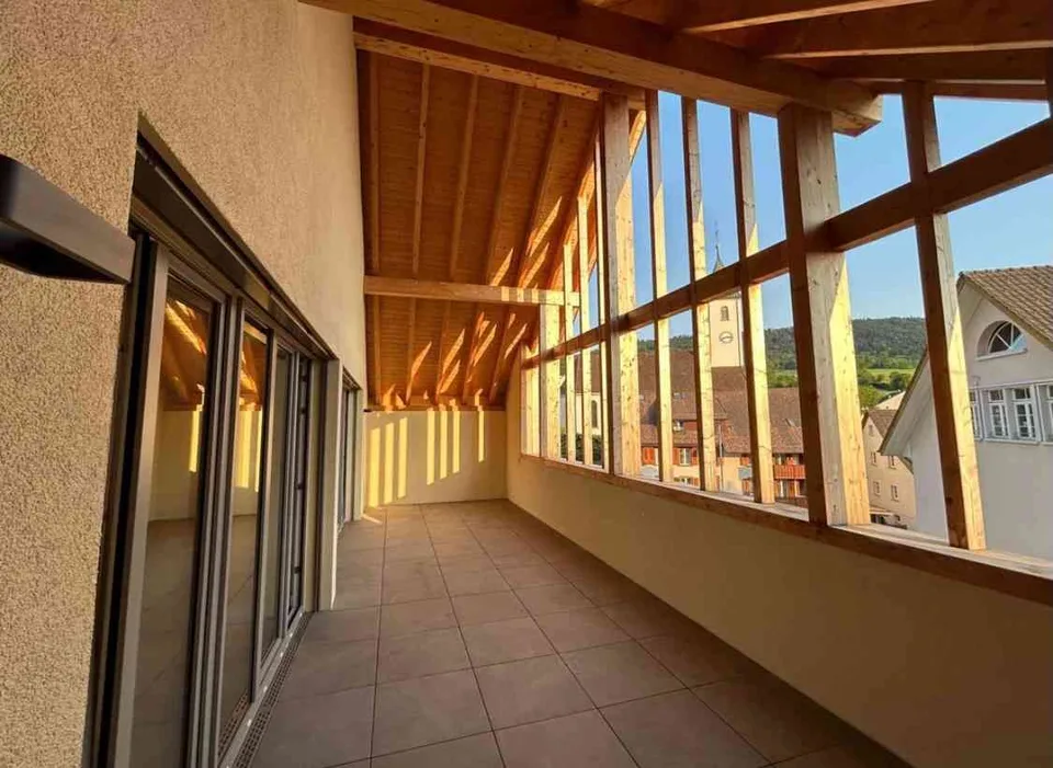 Nachmieter gesucht: 2.5-Zimmer-Dachwohnung mit grossem Balkon und Galerie