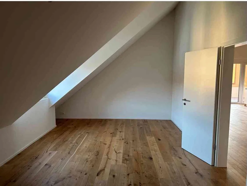 Nachmieter gesucht: 2.5-Zimmer-Dachwohnung mit grossem Balkon und Galerie