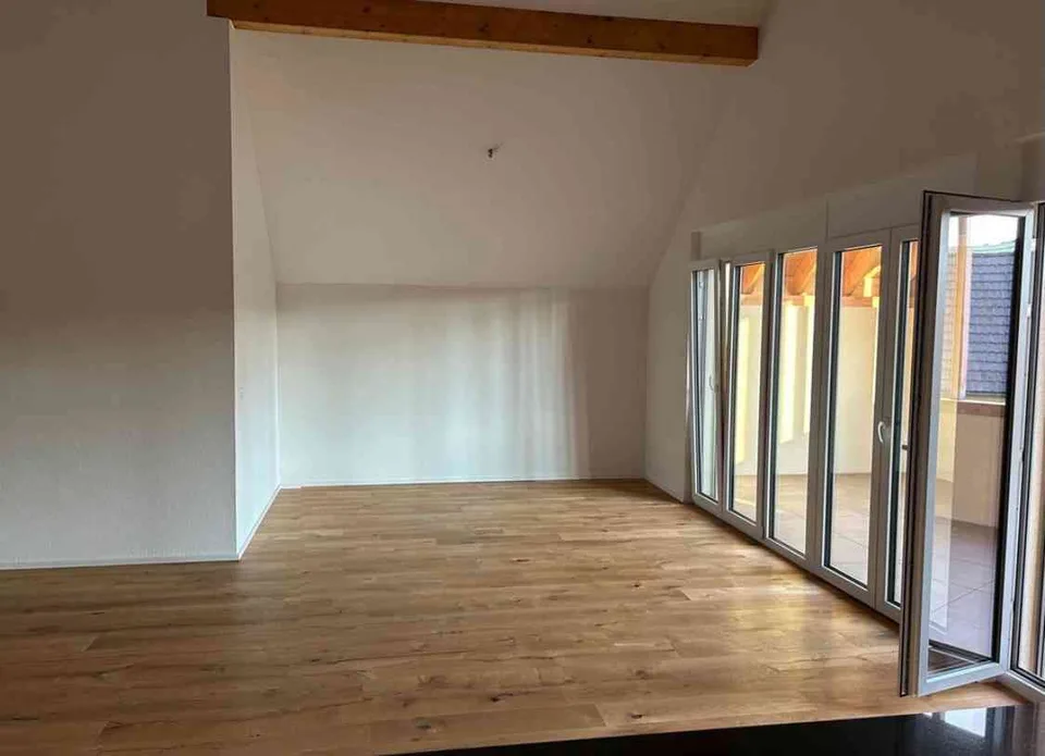 Nachmieter gesucht: 2.5-Zimmer-Dachwohnung mit grossem Balkon und Galerie