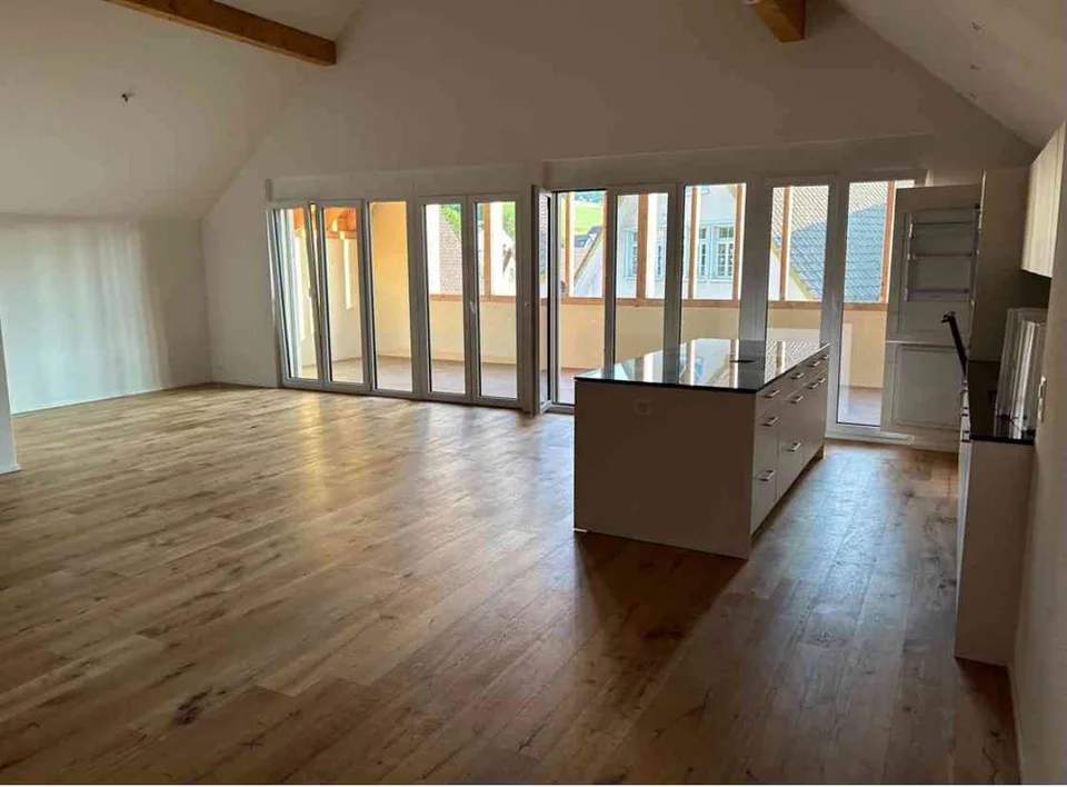 Nachmieter gesucht: 2.5-Zimmer-Dachwohnung mit grossem Balkon und Galerie
