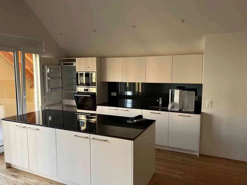 Nachmieter gesucht: 2.5-Zimmer-Dachwohnung mit grossem Balkon und Galerie
