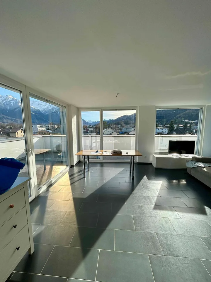 2,5 Zi Attika Wohnung-unverbaubare Aussicht inkl. TG + Aussenparkplatz – foto 2 di 13