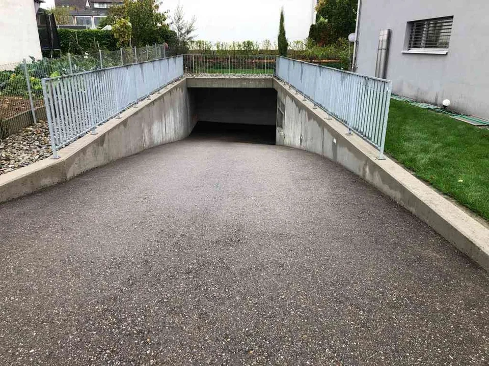 Einstellhallenplatz in Itingen nähe Bahnhof zu vermieten