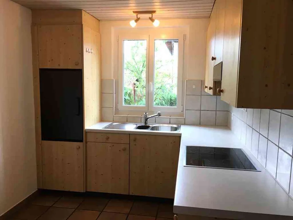 Heimelige 2,5-Zi-Wohnung mit grossem überdeckten Sitzplatz und Garten