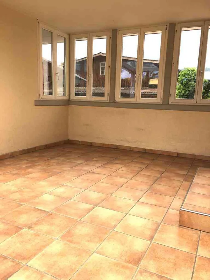 Heimelige 2,5-Zi-Wohnung mit grossem überdeckten Sitzplatz und Garten