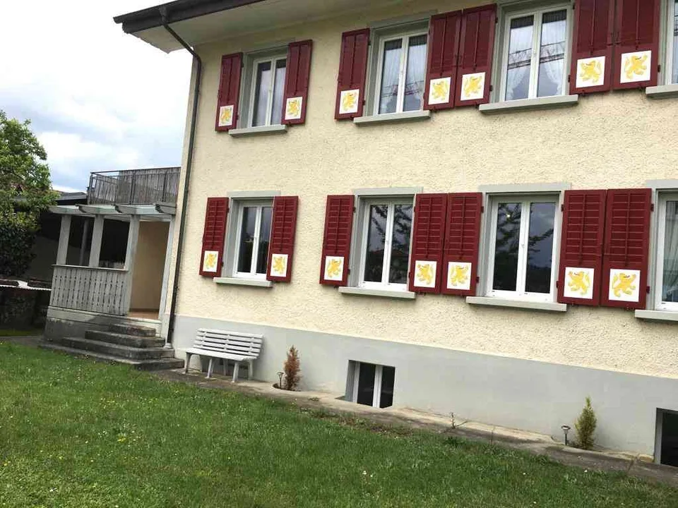 Heimelige 2,5-Zi-Wohnung mit grossem überdeckten Sitzplatz und Garten