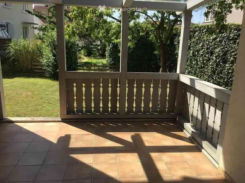 Heimelige 2,5-Zi-Wohnung mit grossem überdeckten Sitzplatz und Garten