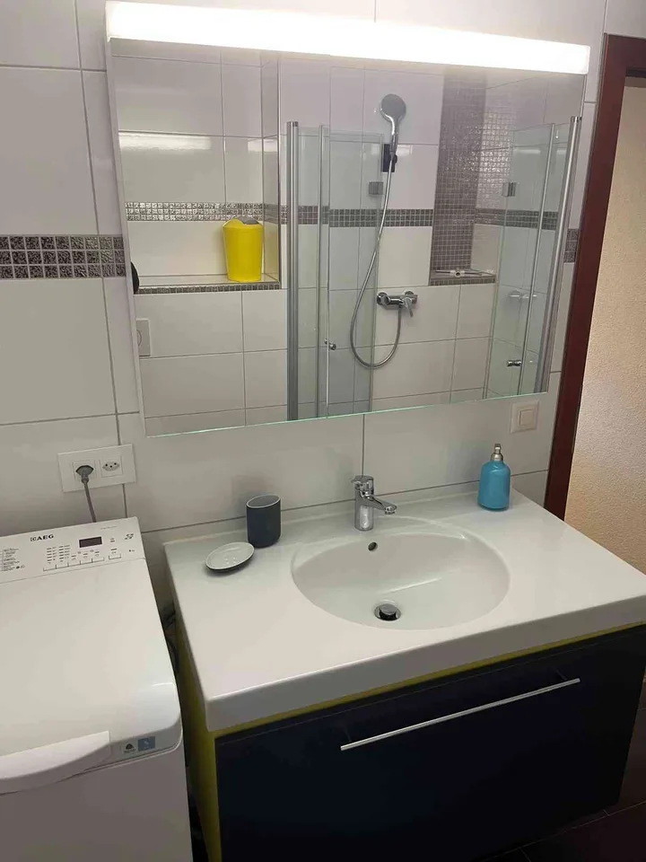 Modernes studio apartment, im sommer kühle Wohnung in Vorstadtviertel