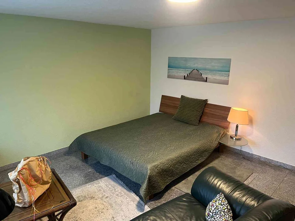 Modernes studio apartment, im sommer kühle Wohnung in Vorstadtviertel