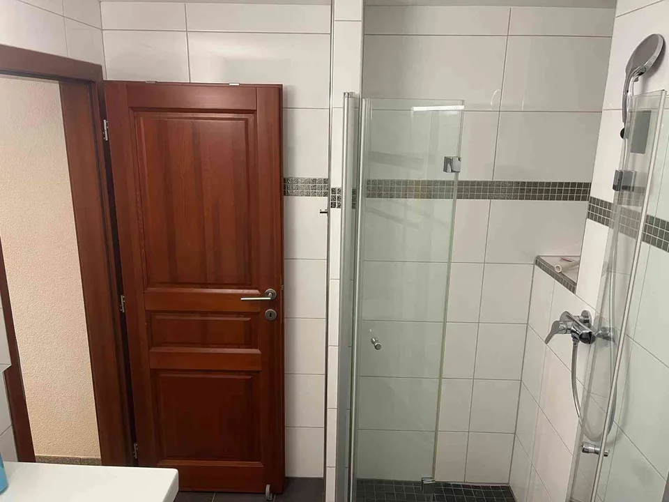 Modernes studio apartment, im sommer kühle Wohnung in Vorstadtviertel