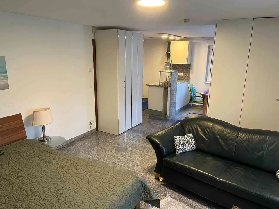 Modernes studio apartment, im sommer kühle Wohnung in Vorstadtviertel
