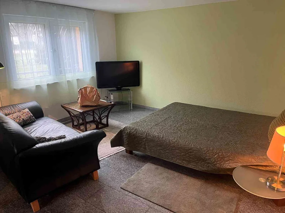 Modernes studio apartment, im sommer kühle Wohnung in Vorstadtviertel