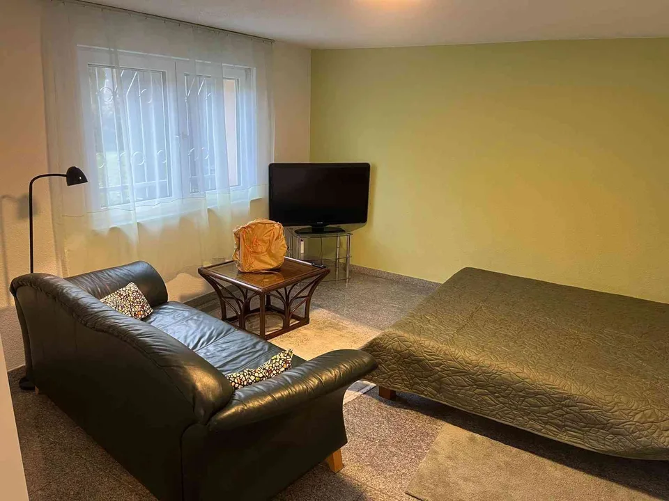 Modernes studio apartment, im sommer kühle Wohnung in Vorstadtviertel