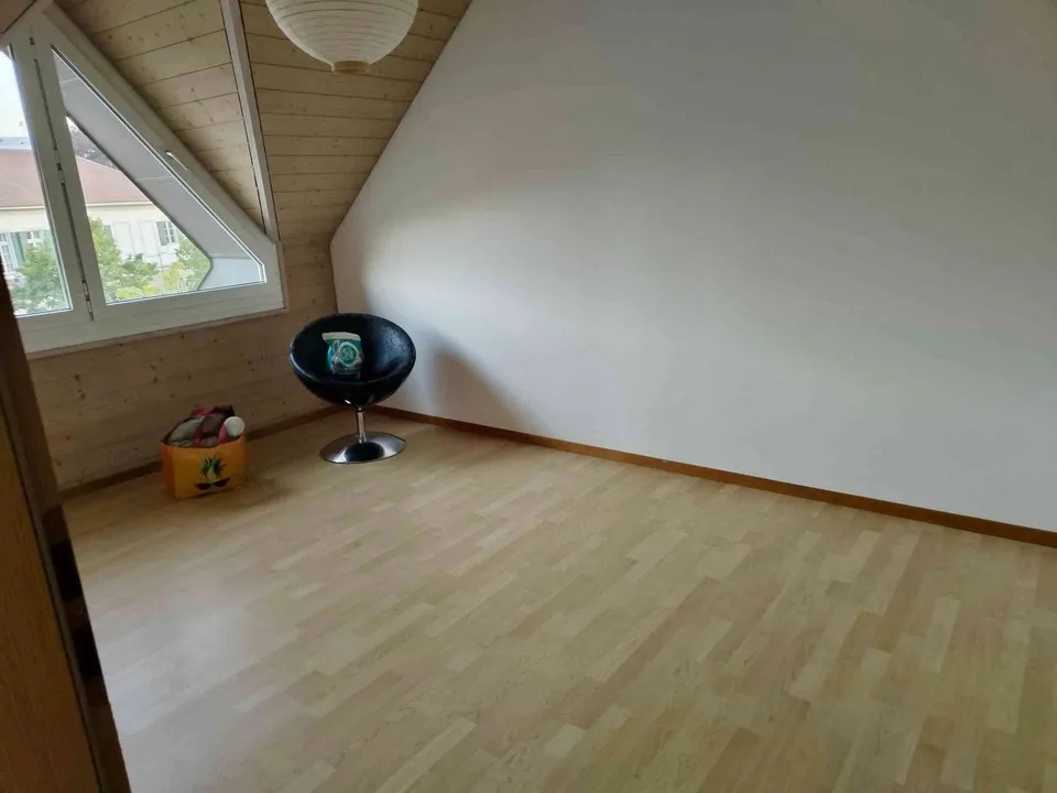 Attraktive 3.5-Zimmer-Dachwohnung mit Terrasse in zentraler Lage