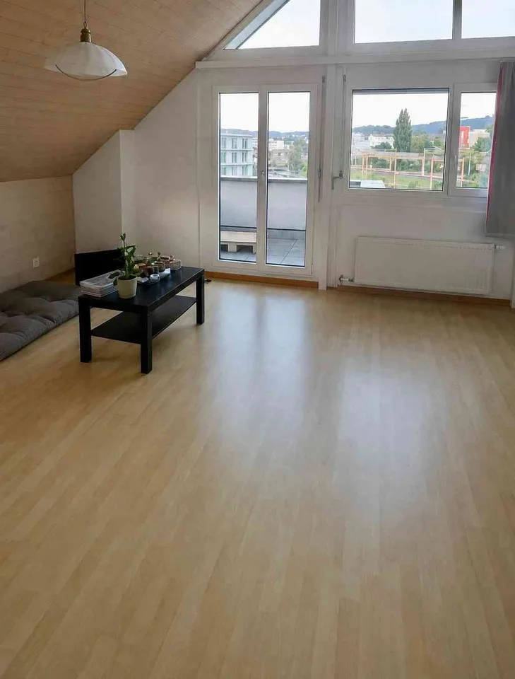 Attraktive 3.5-Zimmer-Dachwohnung mit Terrasse in zentraler Lage