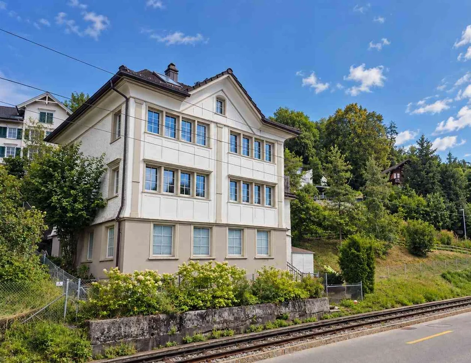 Modernisiertes 6.5-Zimmer-Haus mit grossem Garten – photo 1 sur 12