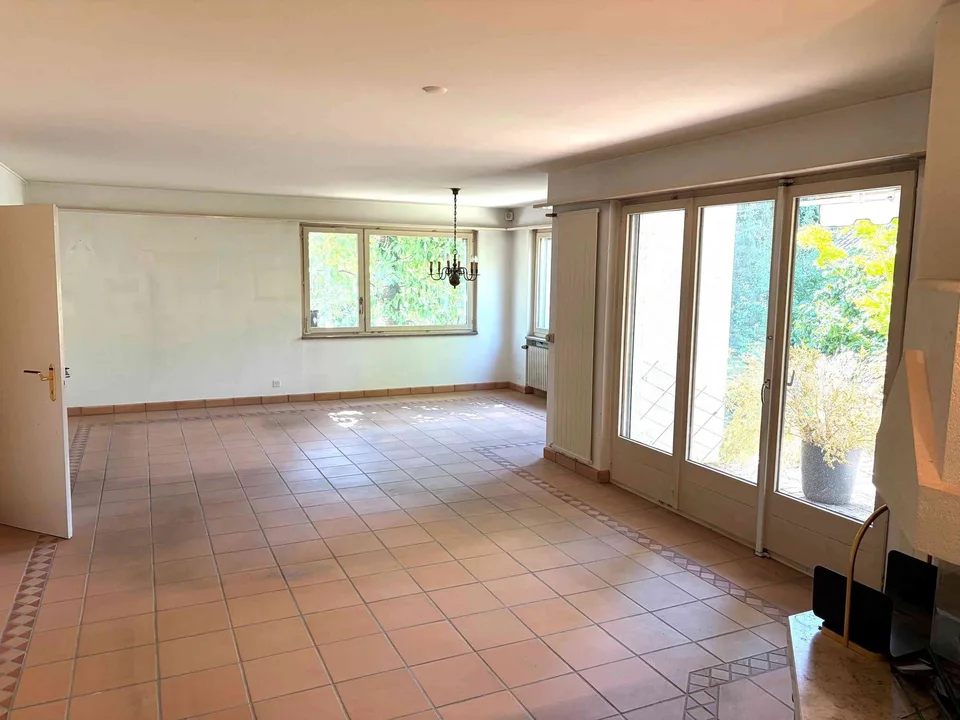 Freistehendes 7 ½-Zimmer Einfamilienhaus mit Sitzplatz, Garage, Garten – photo 8 of 13