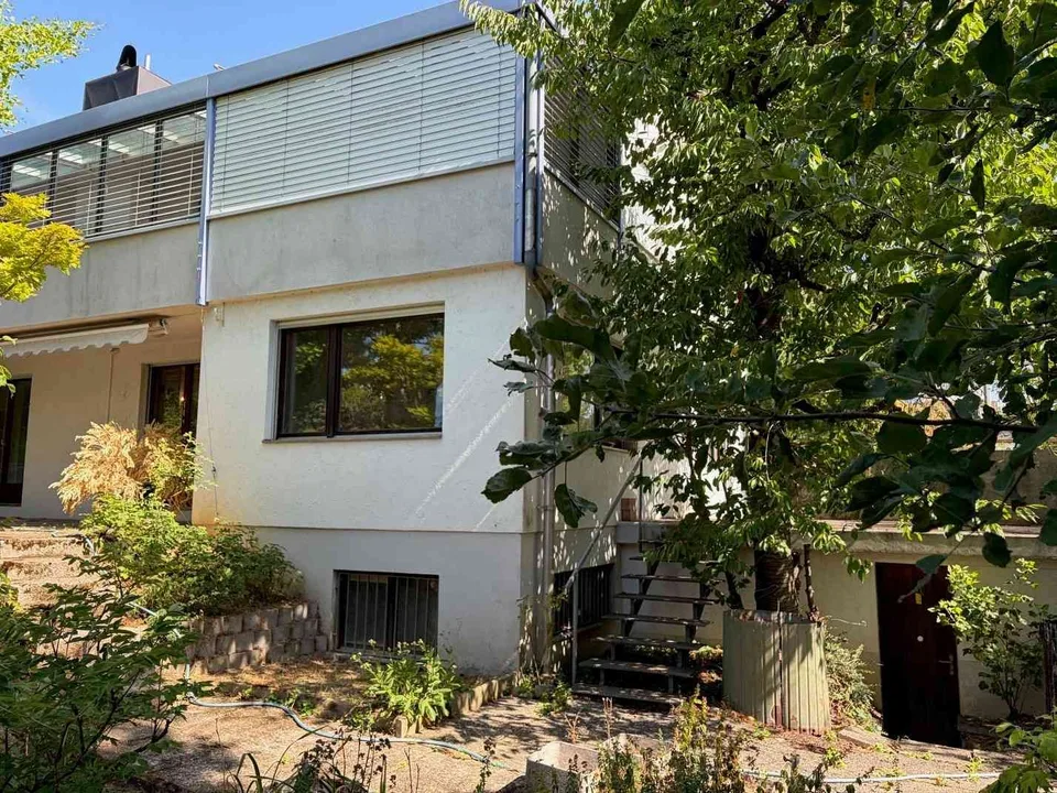 Freistehendes 7 ½-Zimmer Einfamilienhaus mit Sitzplatz, Garage, Garten – photo 2 of 13