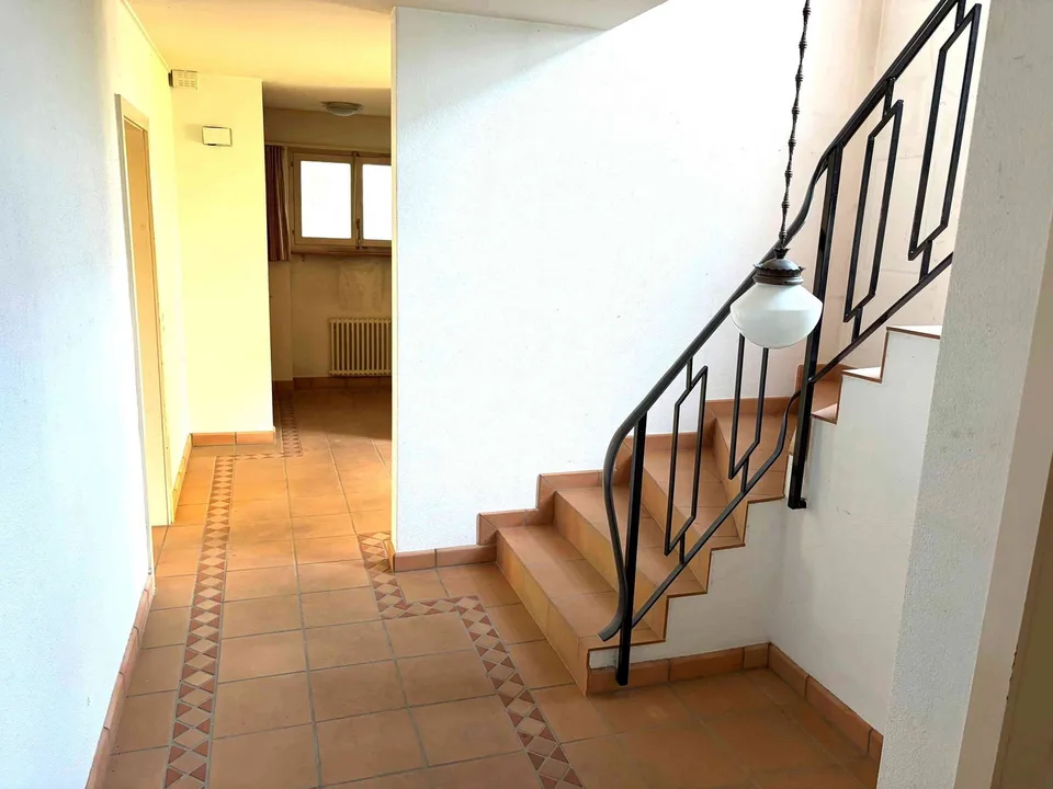 Freistehendes 7 ½-Zimmer Einfamilienhaus mit Sitzplatz, Garage, Garten – photo 9 of 13