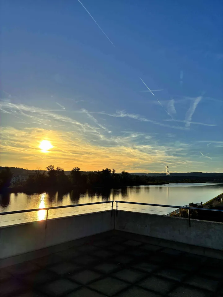 Grosse und helle Attikawohnung (180 m2) direkt am Stausee