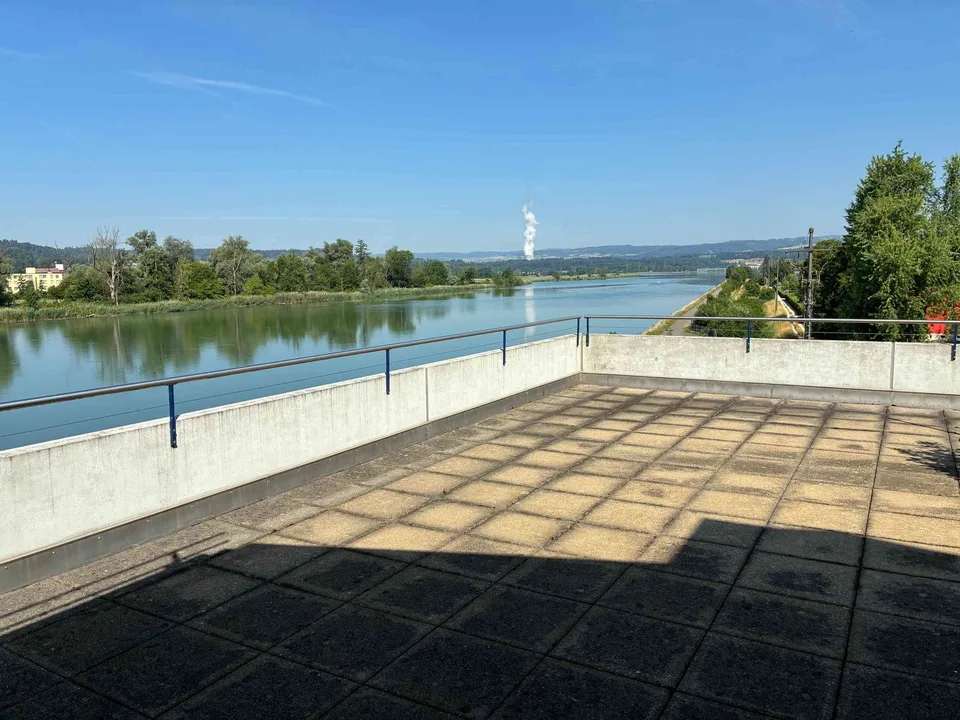 Grosse und helle Attikawohnung (180 m2) direkt am Stausee