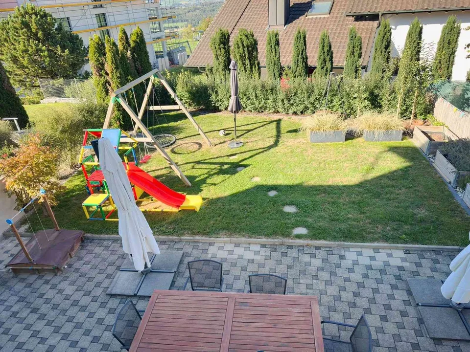 Moderne 5.5-Zimmer-Wohnung mit grossem Garten in Oberwil-Lieli