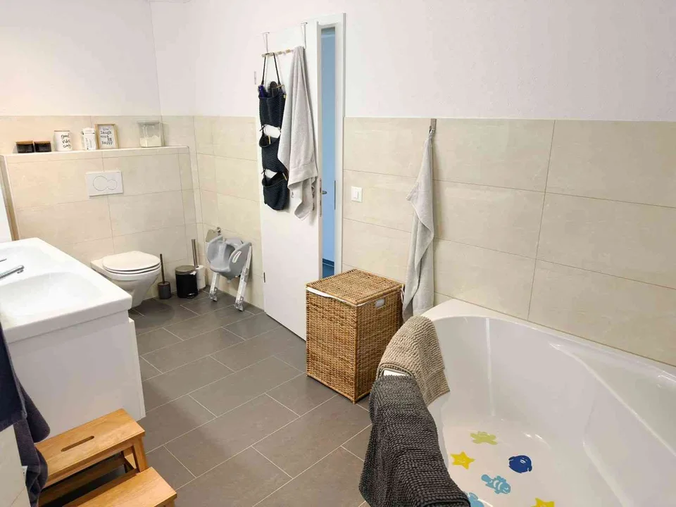 Moderne 5.5-Zimmer-Wohnung mit grossem Garten in Oberwil-Lieli