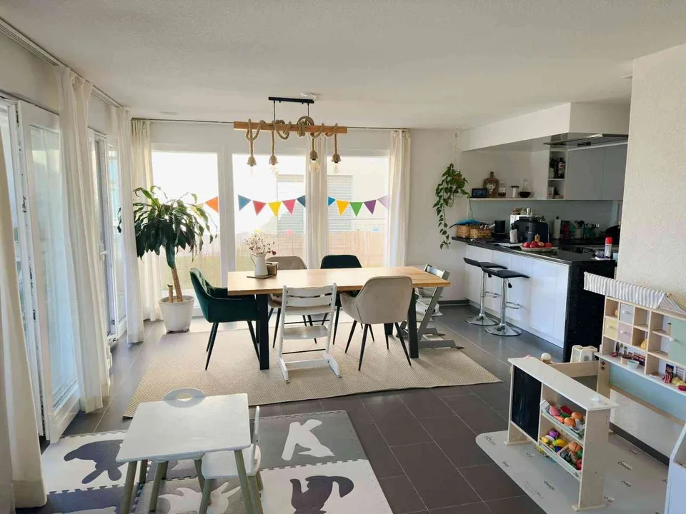 Moderne 5.5-Zimmer-Wohnung mit grossem Garten in Oberwil-Lieli