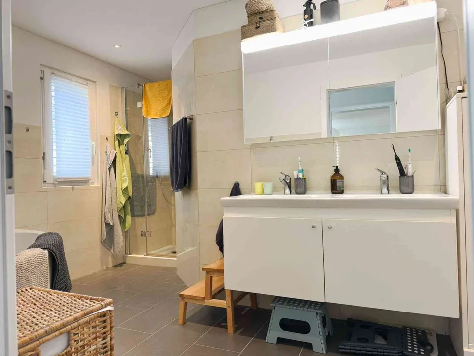 Moderne 5.5-Zimmer-Wohnung mit grossem Garten in Oberwil-Lieli
