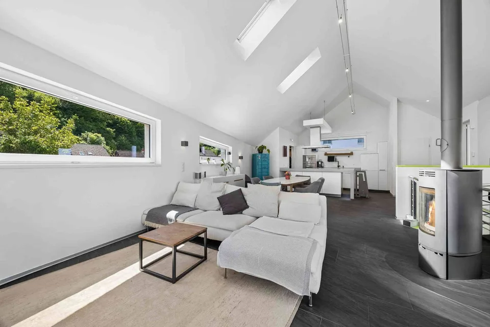 Attraktives, freistehendes EFH mit Pool und Carport