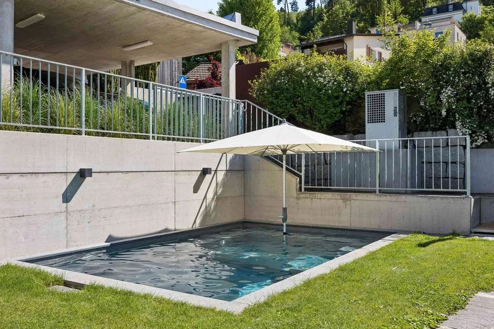 Attraktives, freistehendes EFH mit Pool und Carport