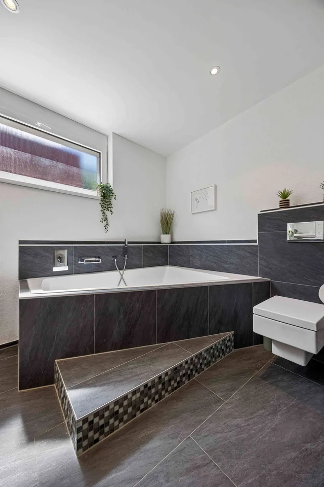 Attraktives, freistehendes EFH mit Pool und Carport