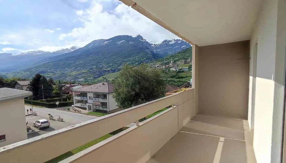 Helle 4.5-Zimmer-Wohnung mit Bergblick in Susten