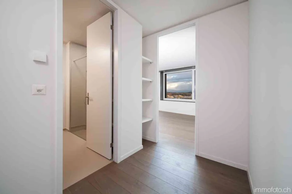 Exklusive 3.5 Zimmerwohnung mit beeindruckender Weitsicht – Foto 9 von 12